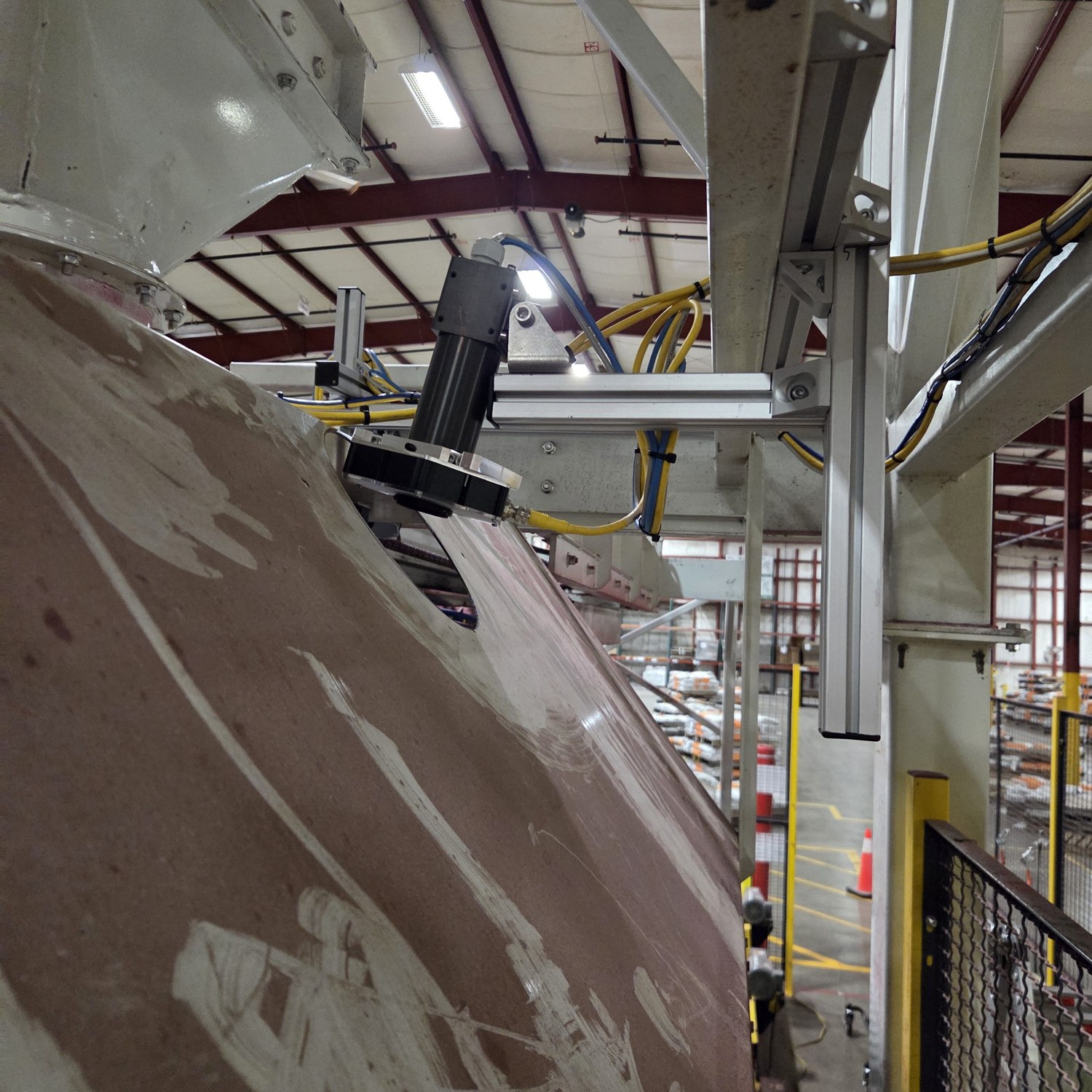 Camera mounted on the frame above the fill line